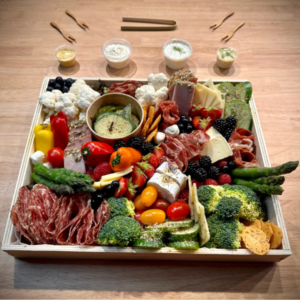 Plateau adapté au régime cétogène de charcuteries, fromages, fruits, légumes et sauces pour 6 à 8 personnes