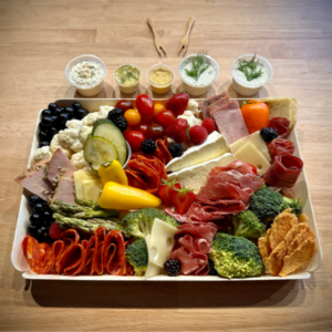 Plateau de charcuteries, fromages, fruits et légumes et sauces adapté au régime cétogène pour 2 à 4 personnes