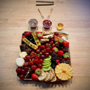 Plateau sucré fruits, gâteaux et sauces pour 2 personnes