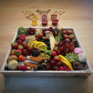 Plateau sucré de fruits, gâteaux et sauces pour 6 à 8 personnes