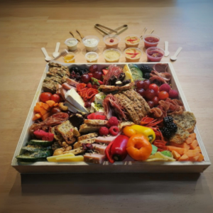 Plateau de charcuteries, fromages, fruits, légumes et sauces pour 6 à 8 personnes