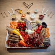 Plateau de charcuteries, fromages, fruits et légumes et sauces pour 2 à 4 personnes