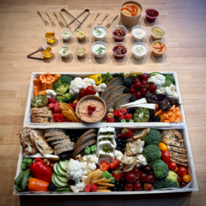 Plateau végétarien de fromages, fruits, légumes et sauces pour 14 à 16 personnes